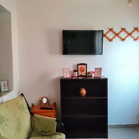 Traditional House In The Centre Of Apartment
